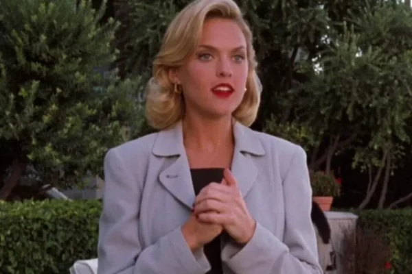 Elaine Hendrix Delivers Stunning Foxtrot On Dancing With The Star