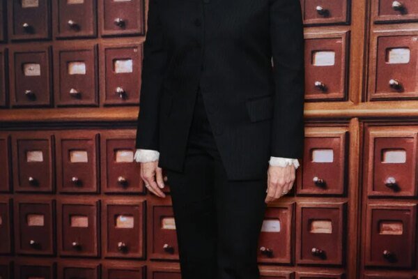 Jodie Foster Wore McQueen To The Vie Privee Paris Premiere