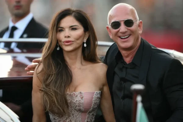 Lauren Sanchez Ditches Jeff Bezos to Flaunt Her Lowcut Minidress.webp