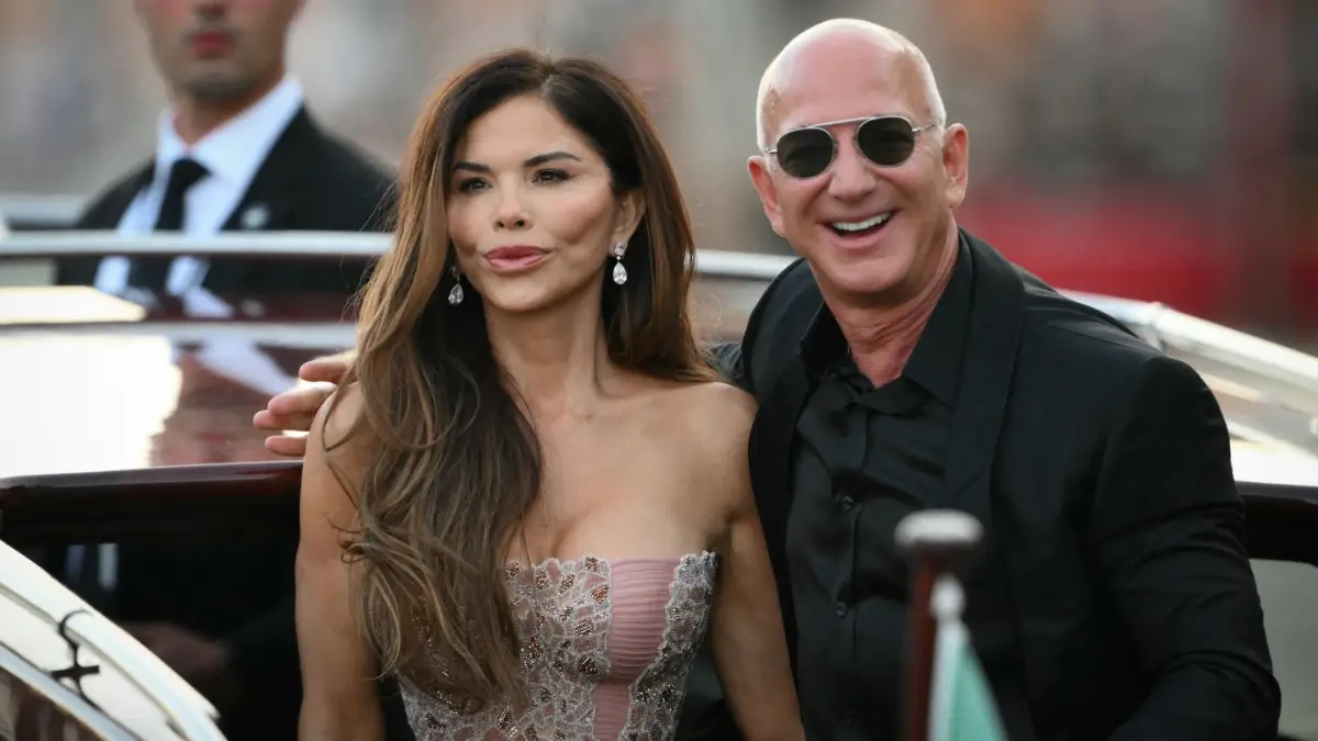 Lauren Sanchez Ditches Jeff Bezos to Flaunt Her Lowcut Minidress.webp