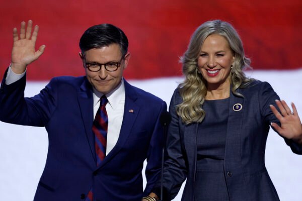 Mike & Kelly Johnson's Awkward Body Language 'Speaks Volumes' In ...