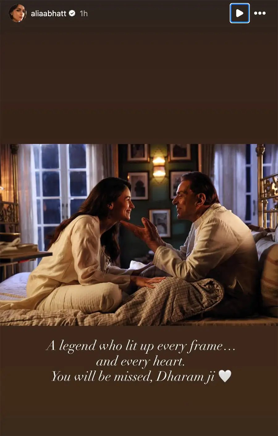 Shah Rukh Khan and Alia Bhatt Honour Dharmendra With Emotional