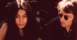 Photo of Yoko Ono and John Lennon